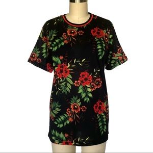 Like New No flaws graphic Floral Red green black medium top t-shirt